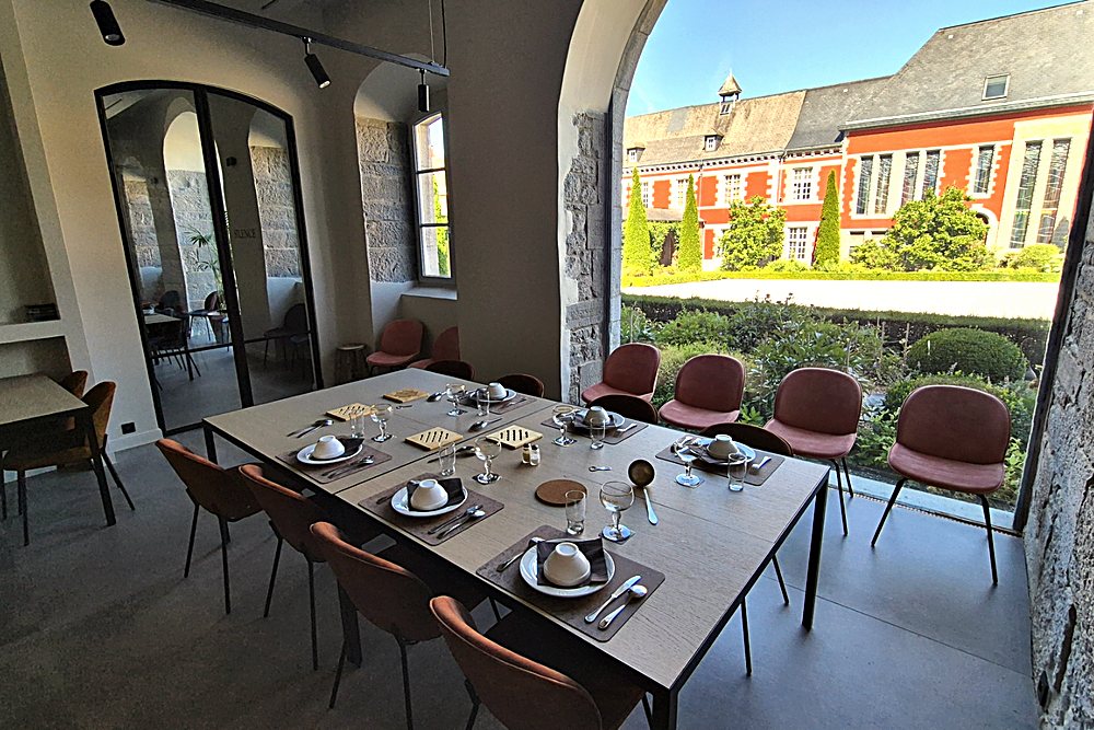 La table dressée avec vue sur le cloître fleuri