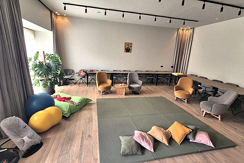 La salle aménagée pour la retraite : tapis, coussins et ballons