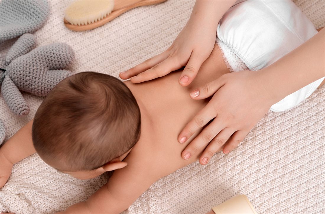 Un moment de massage doux pour bébé