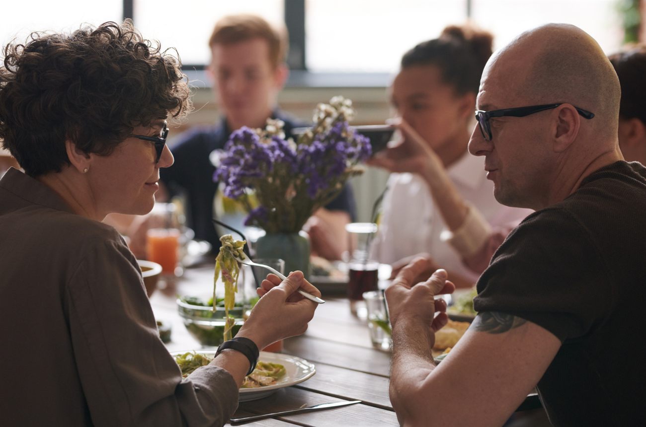 Un repas convivial partagé entre parents